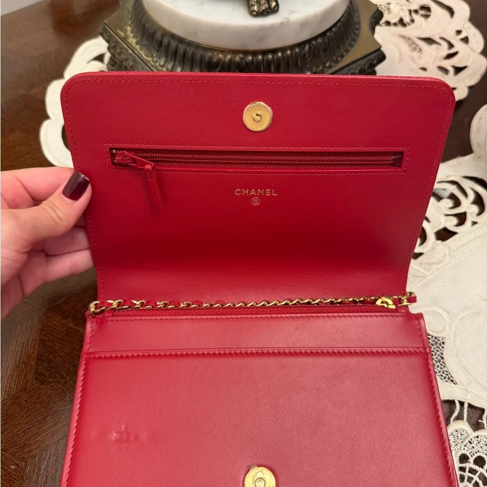 Chanel Red Quilted Crossbody Bag with Gold Chain - Picture 2 of 4